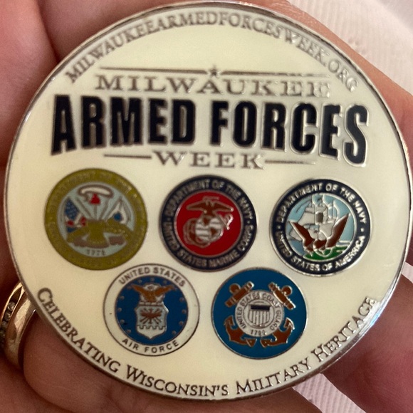 Like new USA armed forces shiny lacquer coin with eagle, forward in loyalty 2016 - Picture 4 of 4